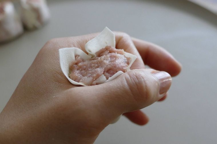 指でわっかを作ってシュウマイを包む様子