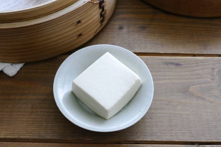 せいろ蒸し豆腐を小皿に取り分けた様子