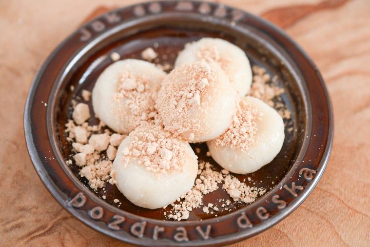 茶色の皿にのった白玉