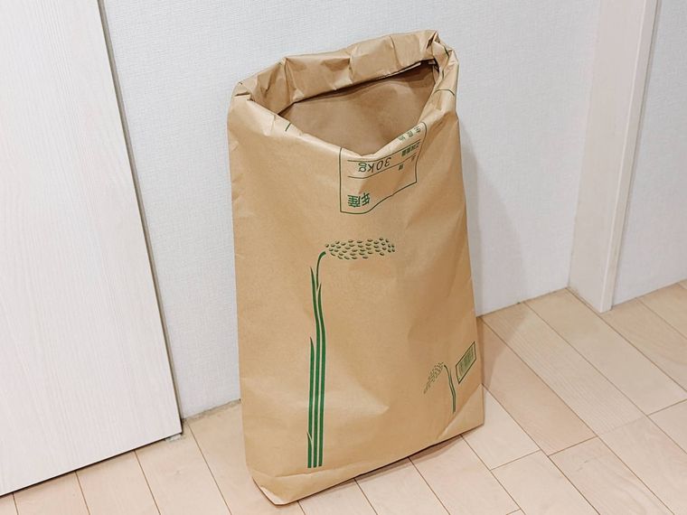 立てかけた米袋