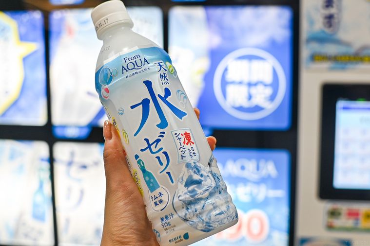 水ゼリーのペットボトルを持っているところ