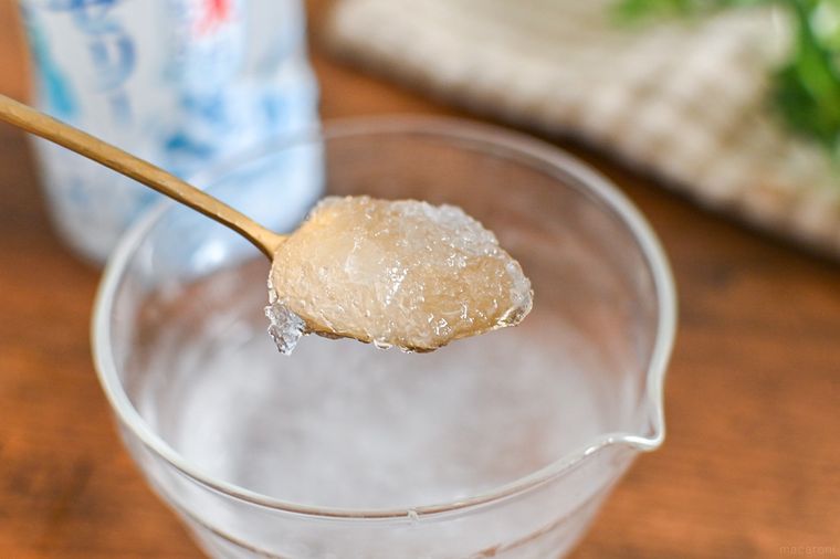 器に入れた冷凍の水ゼリーをスプーンですくっているところ