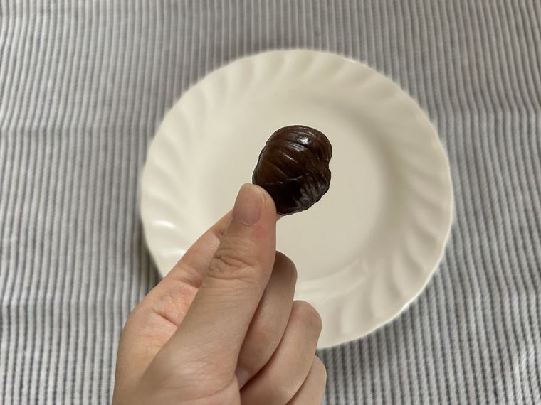 指でつまんだ1粒のむき甘栗