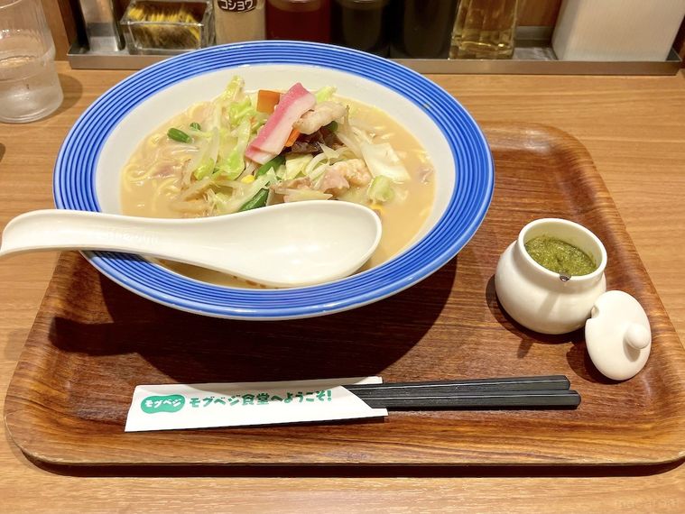 木製トレーにのったリンガーハットの長崎ちゃんぽんと、裏メニューの柚子胡椒