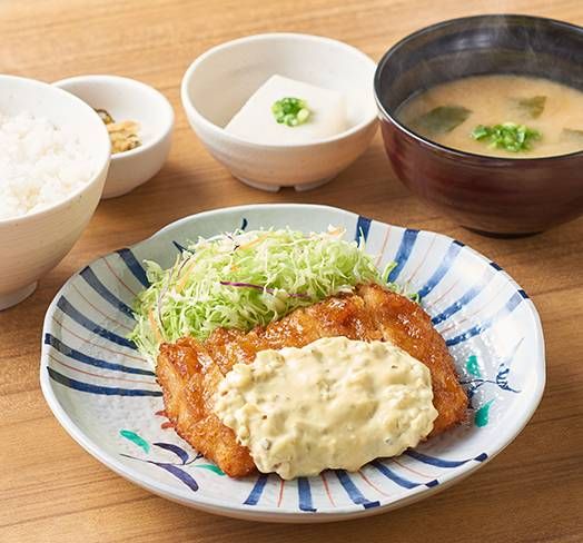 お皿に盛られタルタルソースのかかったチキン南蛮定食
