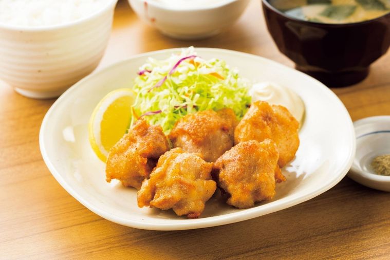 テーブルに並んだから揚げ定食