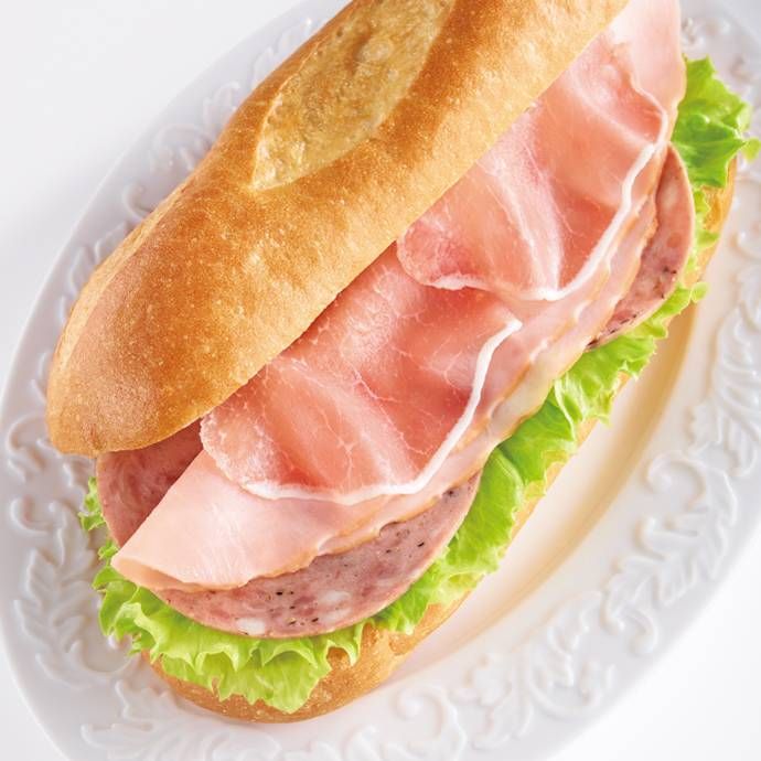 皿に盛られたミラノサンドA