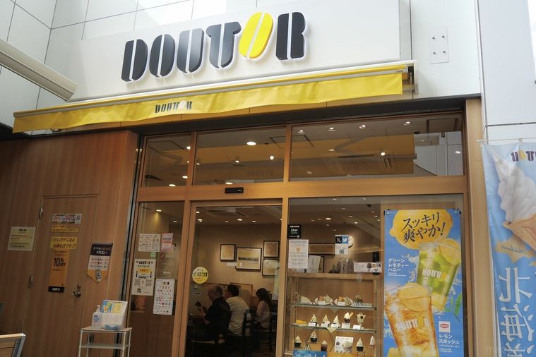下アングルから撮影したドトール外観