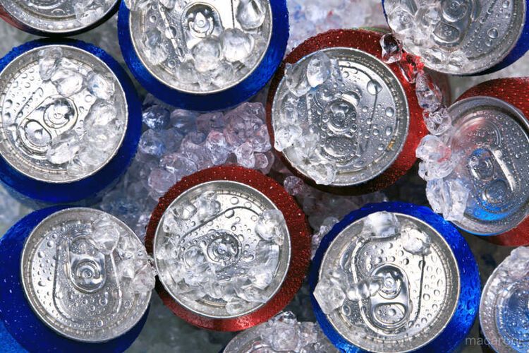 氷で冷やされた缶飲料