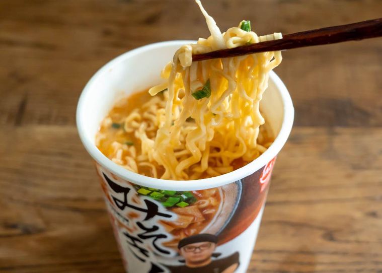 みそきんの麺を持ち上げている