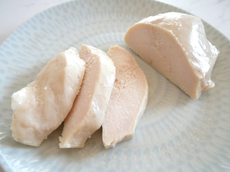 お皿の上にのったサラダチキン
