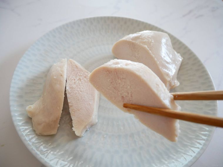 切られたサラダチキンを持ち上げている様子