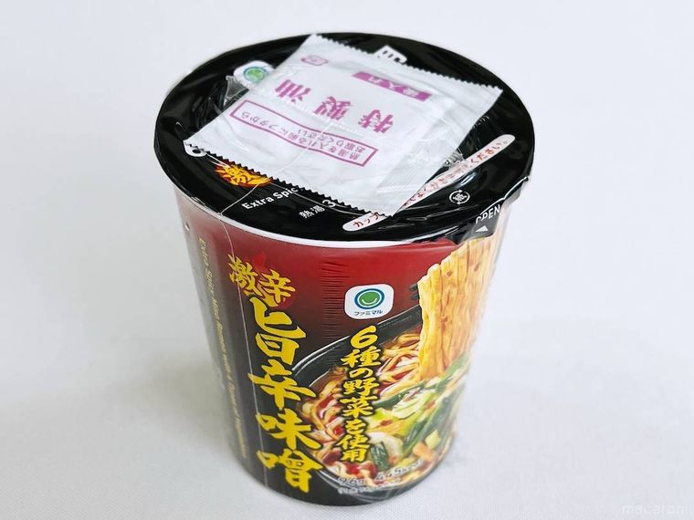 ファミリーマートの6種の野菜を使用 旨辛味噌 激辛