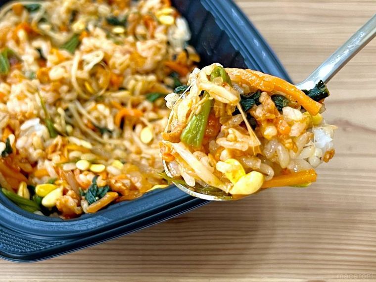 5種具材の旨辛ビビンバをスプーンですくった様子