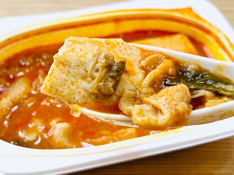 あさりとキムチの旨辛スンドゥブチゲをレンゲですくった様子