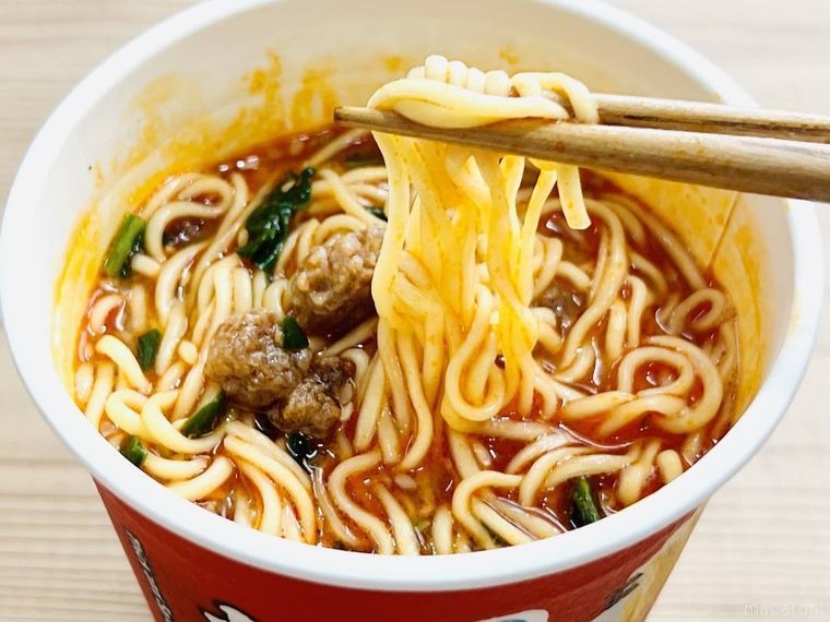 濃厚旨辛担々麺の麺を箸で持ち上げた様子