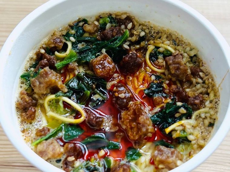 濃厚旨辛担々麺に調味油をかけた様子