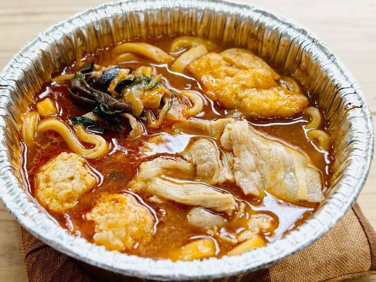 炒め唐辛子が効いた旨辛チゲうどんを作った様子