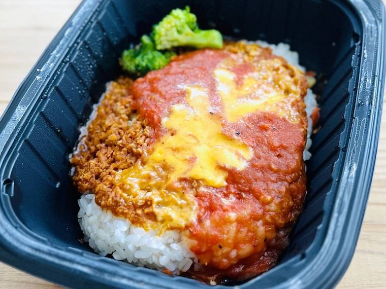 トマトとチーズの旨みタコライスを開封した様子