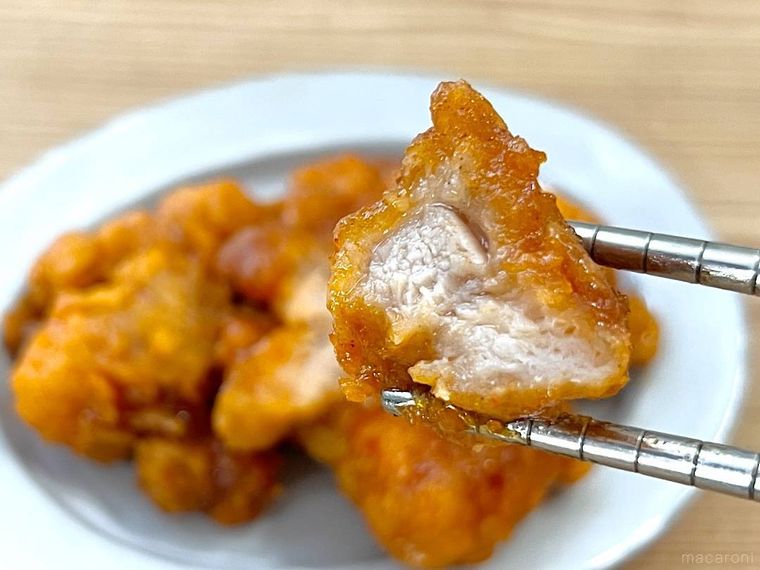 辛さがやみつきヤンニョムチキンを箸で持ち上げている様子