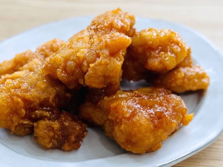 辛さがやみつきヤンニョムチキンを皿に盛り付けた様子