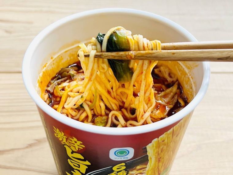 6種の野菜を使用 旨辛味噌 激辛の麺を箸で持ち上げている様子