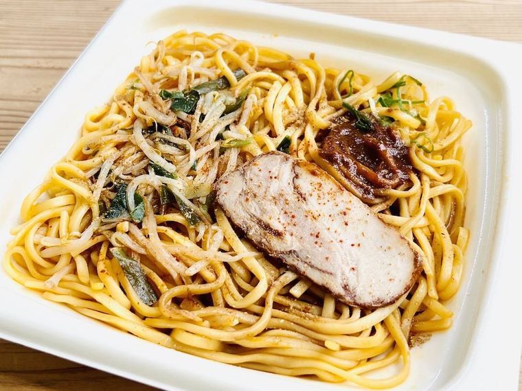 鬼金棒監修 カラシビ焼き味噌らー麺に花椒をかけた様子