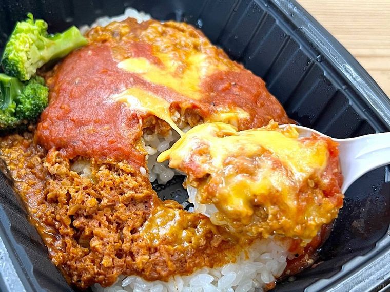 トマトとチーズの旨みタコライスをスプーンですくった様子