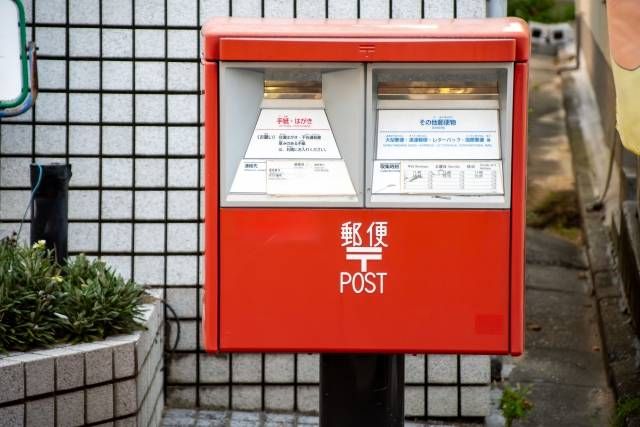 街中にある赤いポスト