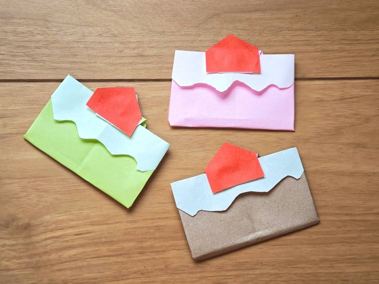 色を変えた折り紙のケーキが並んでいる様子