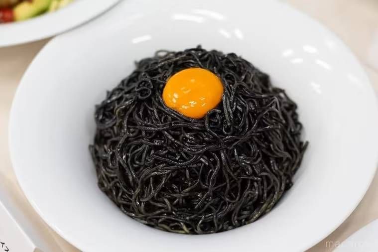 デニーズの黒麺ガーリックライスの満月仕立て