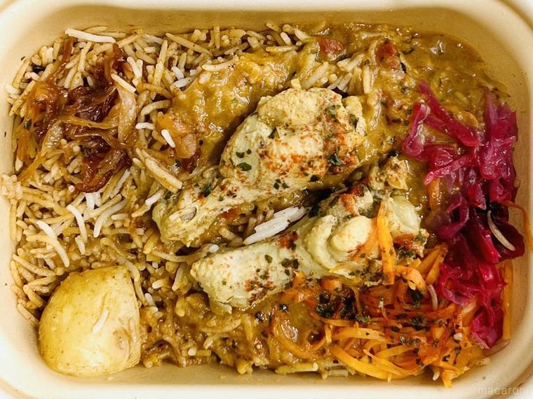 セブンイレブンのCAFE BOX 骨付きチキンビリヤニを開封した様子