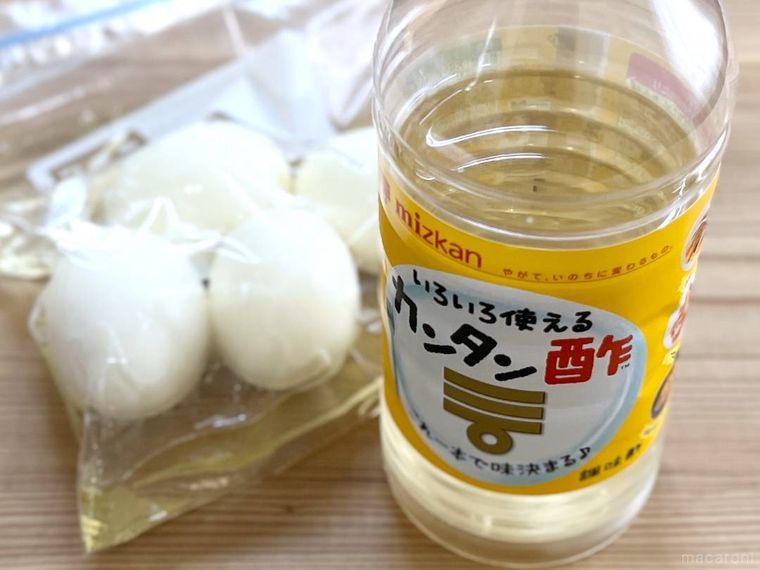 ゆで卵をカンタン酢に漬け込んでいる様子