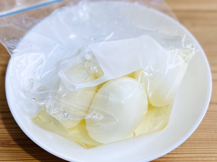 ゆで卵をカンタン酢に漬け込んでいる様子