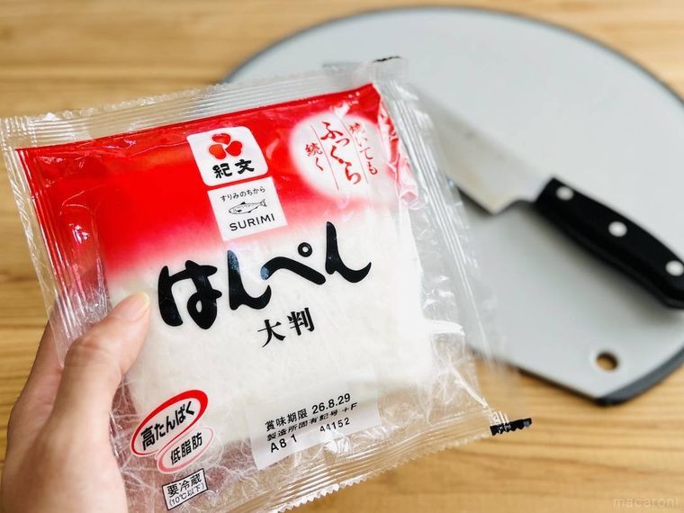 はんぺんを手で持っている様子