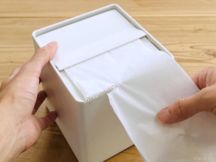 無印良品の卓上用 トイレットペーパーケースを使っている様子