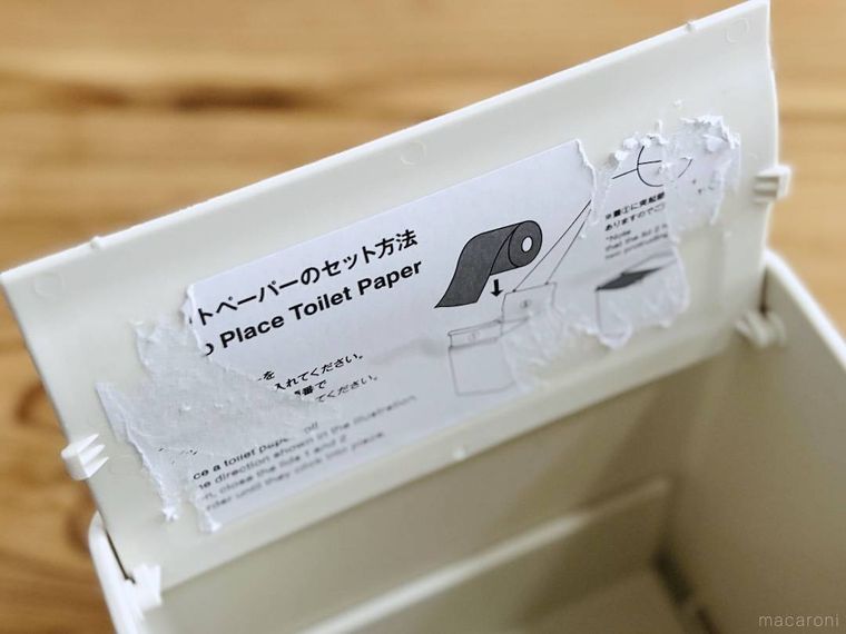 卓上用 トイレットペーパーケースのフタに貼られたシール