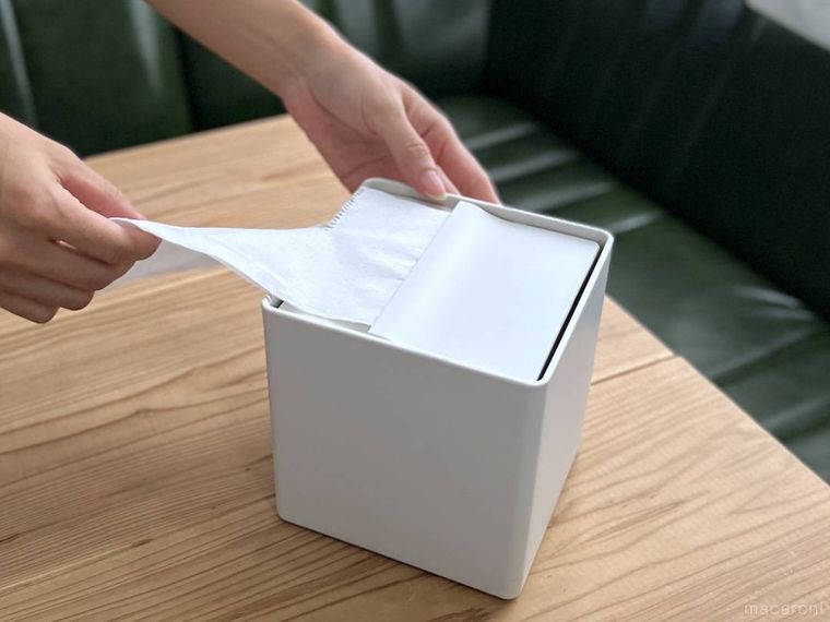 無印良品の卓上用 トイレットペーパーケースをリビングで使っている様子