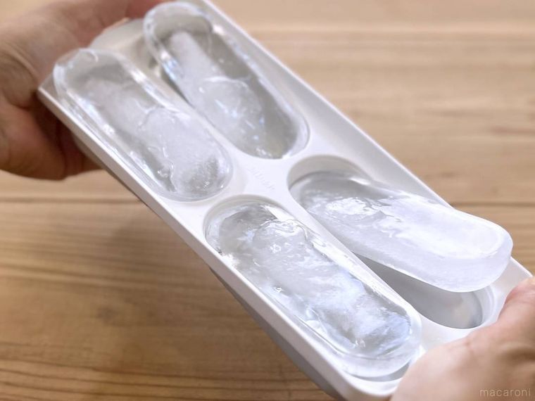 取り出しやすい 製氷器 スティックタイプから氷を取り出している様子