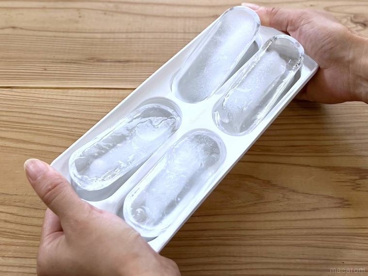 取り出しやすい 製氷器 スティックタイプから氷を取り出している様子