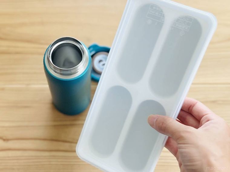 無印良品の取り出しやすい 製氷器 スティックタイプを手で持っている様子