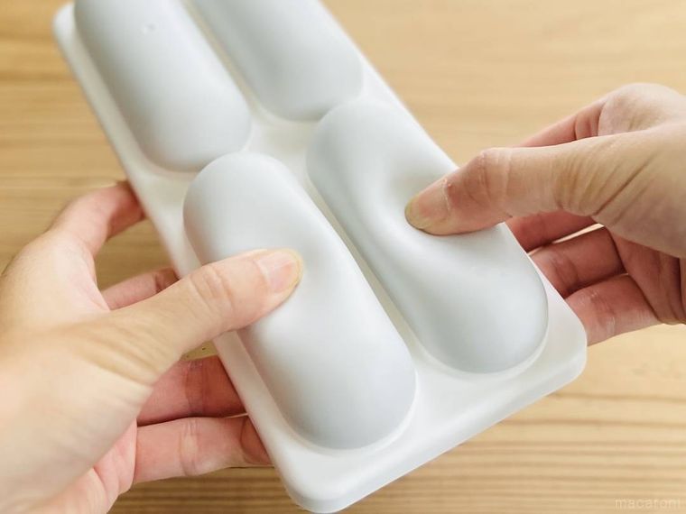 取り出しやすい 製氷器 スティックタイプの底面を指で押している様子