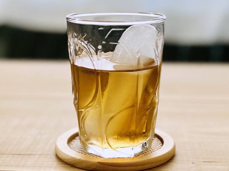 棒状の氷と麦茶が入ったグラス