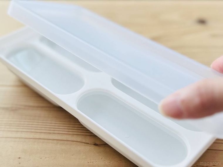取り出しやすい 製氷器 スティックタイプに蓋をしている様子