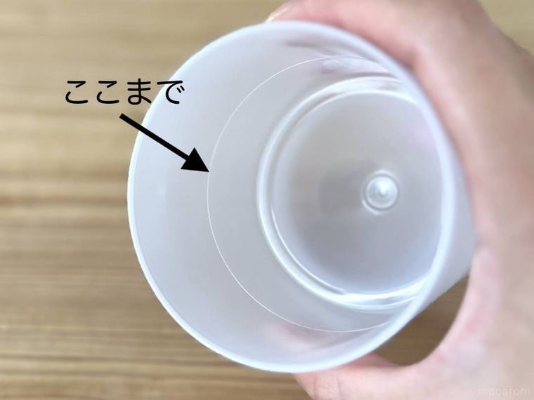 丸く綺麗に作れる 製氷器 丸い氷の外容器を手で持っている様子