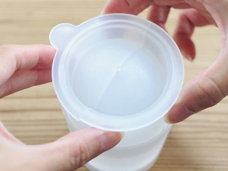 無印良品の丸く綺麗に作れる 製氷器 丸い氷を使っている様子