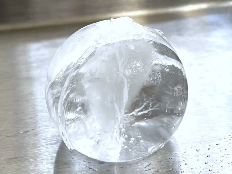 無印良品の丸く綺麗に作れる 製氷器 丸い氷で作った丸い氷