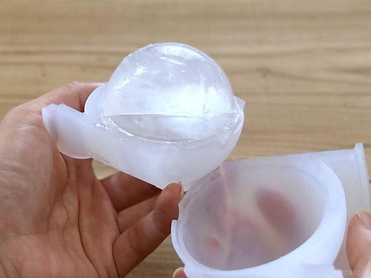 無印良品の丸く綺麗に作れる 製氷器 丸い氷で作った丸い氷