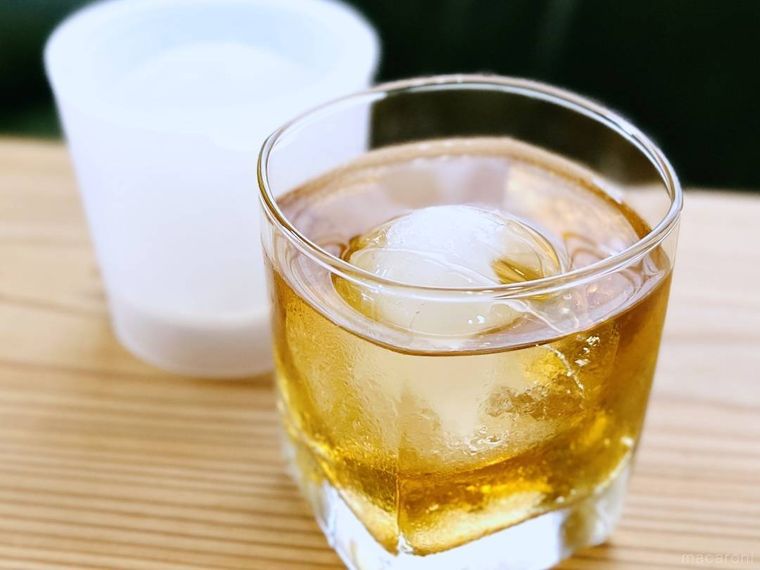 お茶と丸い氷が入ったグラス