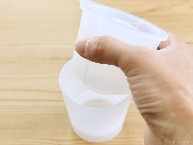 丸く綺麗に作れる 製氷器 丸い氷の中容器を取り出している様子